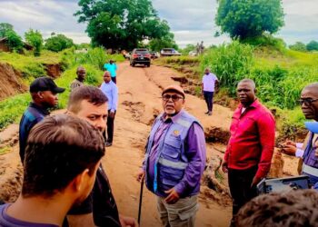 Governador de Nampula inspeciona desvio rompido no rio Ampuesse