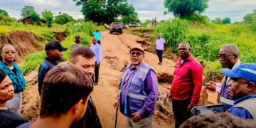 Governador de Nampula inspeciona desvio rompido no rio Ampuesse