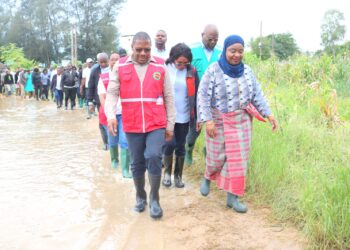 Presidente da Assembleia da República visita centros de acomodação e apoia famílias afectadas pelas cheias