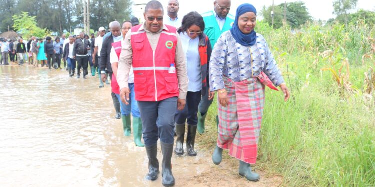 Presidente da Assembleia da República visita centros de acomodação e apoia famílias afectadas pelas cheias