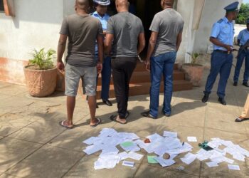 PRM desmantela rede de falsificação de livretes de viaturas na cidade de Maputo