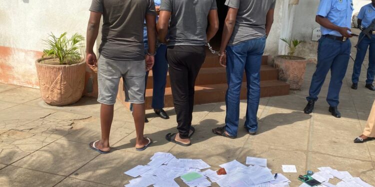 PRM desmantela rede de falsificação de livretes de viaturas na cidade de Maputo