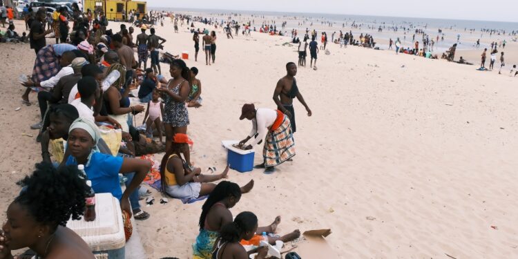 Proibida a venda e consumo de bebidas alcoólicas na Praia da Costa do Sol