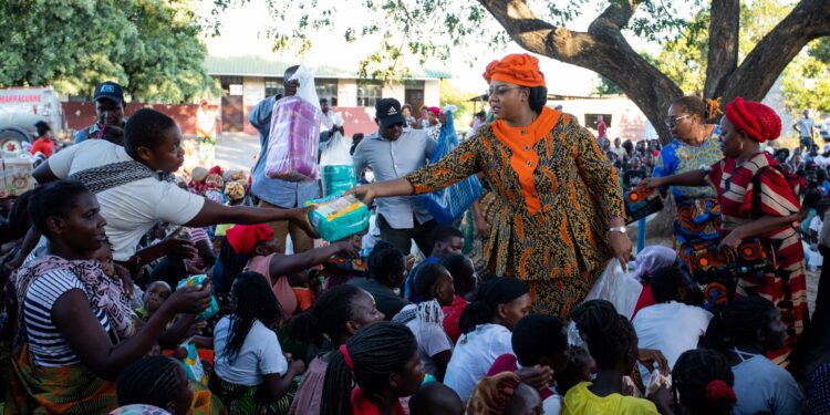 Primeira-Dama presta assistência às vítimas das cheias em centro de acomodação de Gwaza Muthini