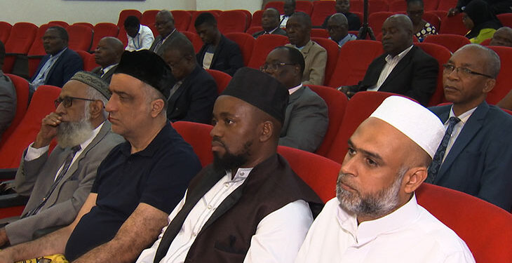 Governo e confissões religiosas desalinhados sobre número de crentes para o funcionamento