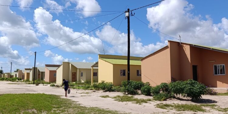 Casas para vítimas da lixeira de Hulene apresentam falhas, e edil exige correcções urgentes