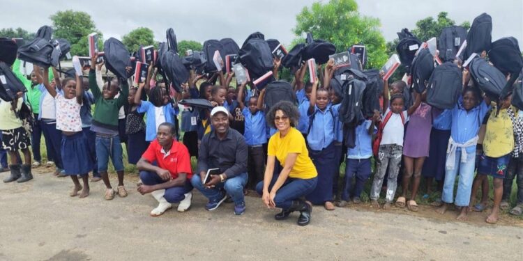 FDC leva esperança às escolas de Chókwè com entrega de material escolar a mais de mil crianças