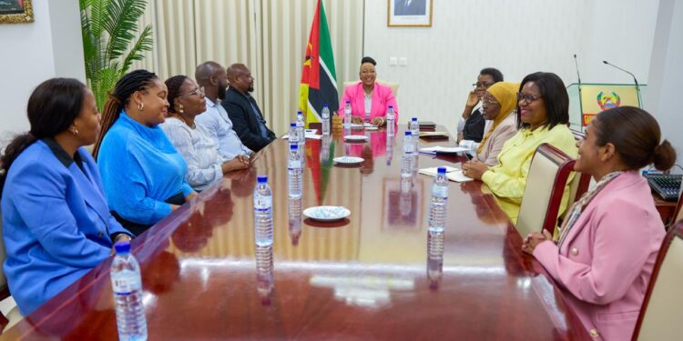 Primeira-Dama despede-se de segundo grupo de bolseiros de saúde rumo à Índia