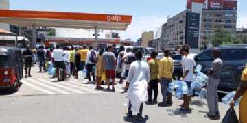 Crise de combustível em Maputo agrava-se e já afecta transportes e comércio