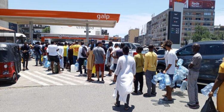 Crise de combustível em Maputo agrava-se e já afecta transportes e comércio