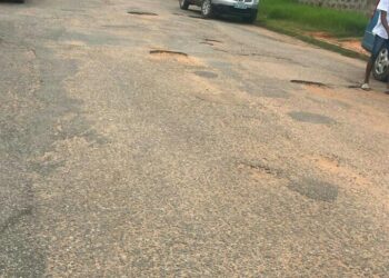 Estradas esburacadas dificultam circulação de veículos na cidade de Pemba