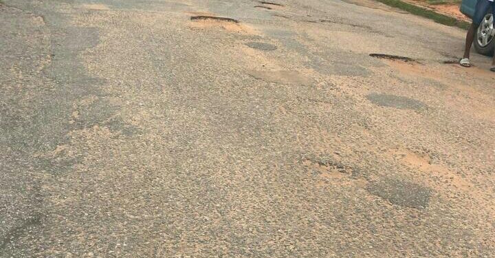 Estradas esburacadas dificultam circulação de veículos na cidade de Pemba