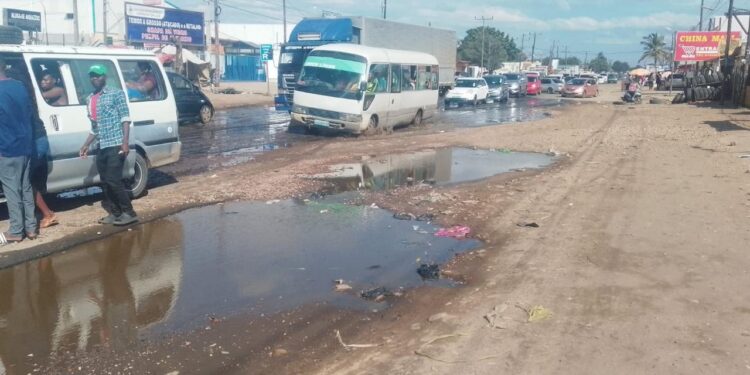 Degradação da EN1 no troço do Zimpeto condiciona circulação e preocupa utentes