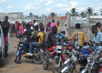 Mototaxistas em Chimoio circulam sem capacetes e agravam riscos na via pública