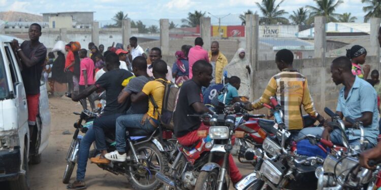 Mototaxistas em Chimoio circulam sem capacetes e agravam riscos na via pública