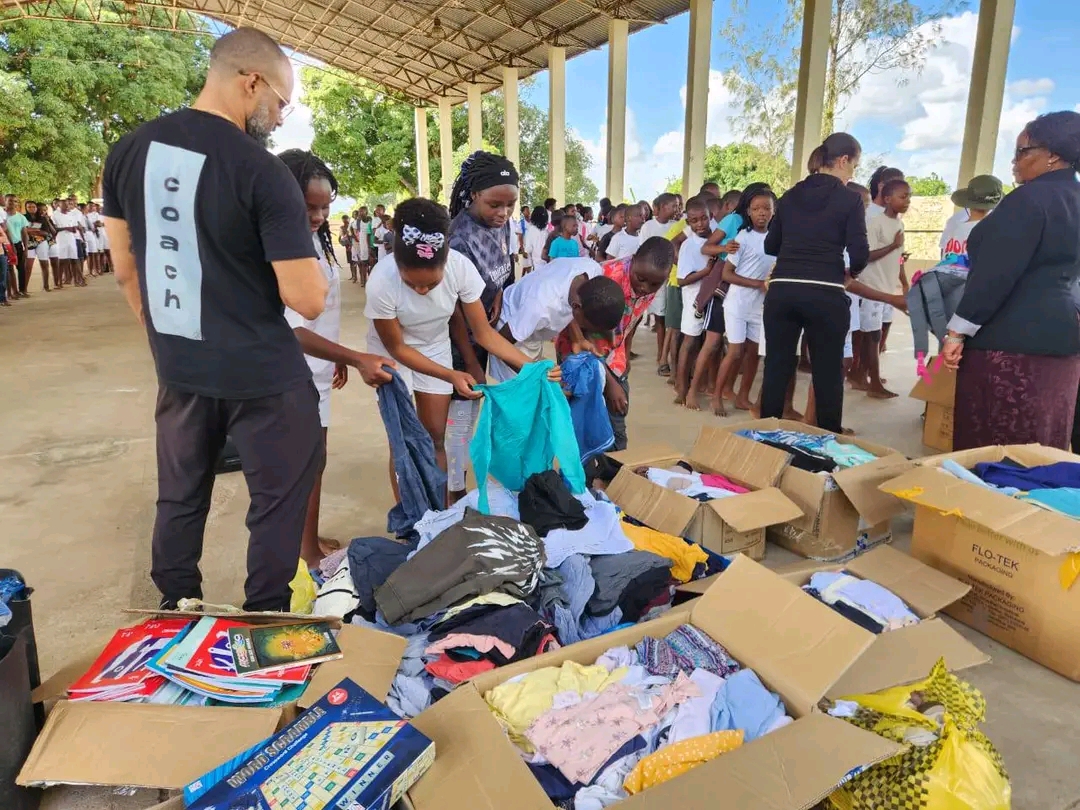 No distrito de Limpopo: Associação 233 Fit Pack leva livros e esperança à Escola Secundária de Chissano