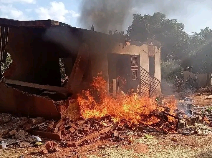 Incendiados dois supostos esconderijos de motorizadas roubadas em Báruè