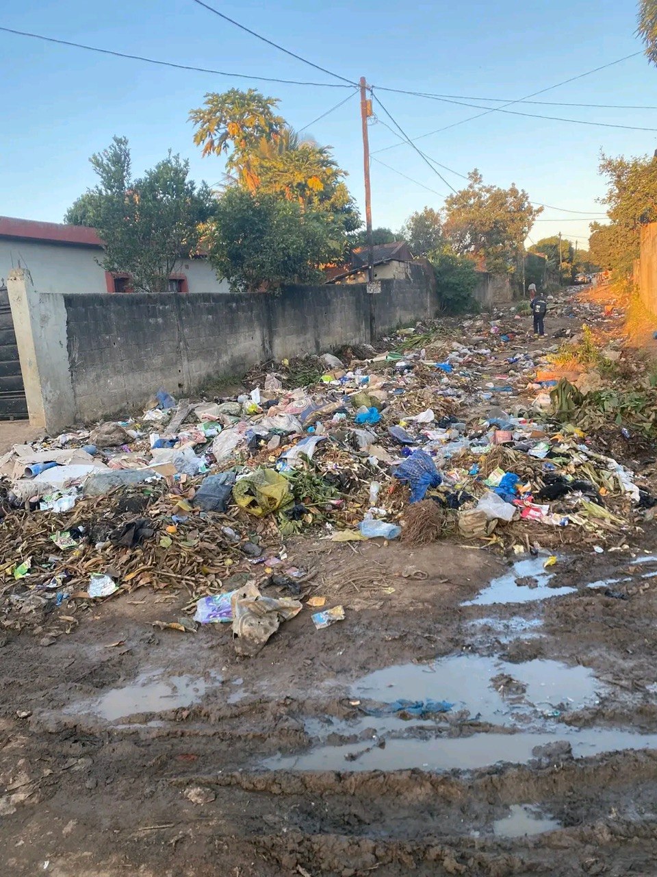 Lixo toma conta de bairros da cidade de Chimoio e preocupa moradores