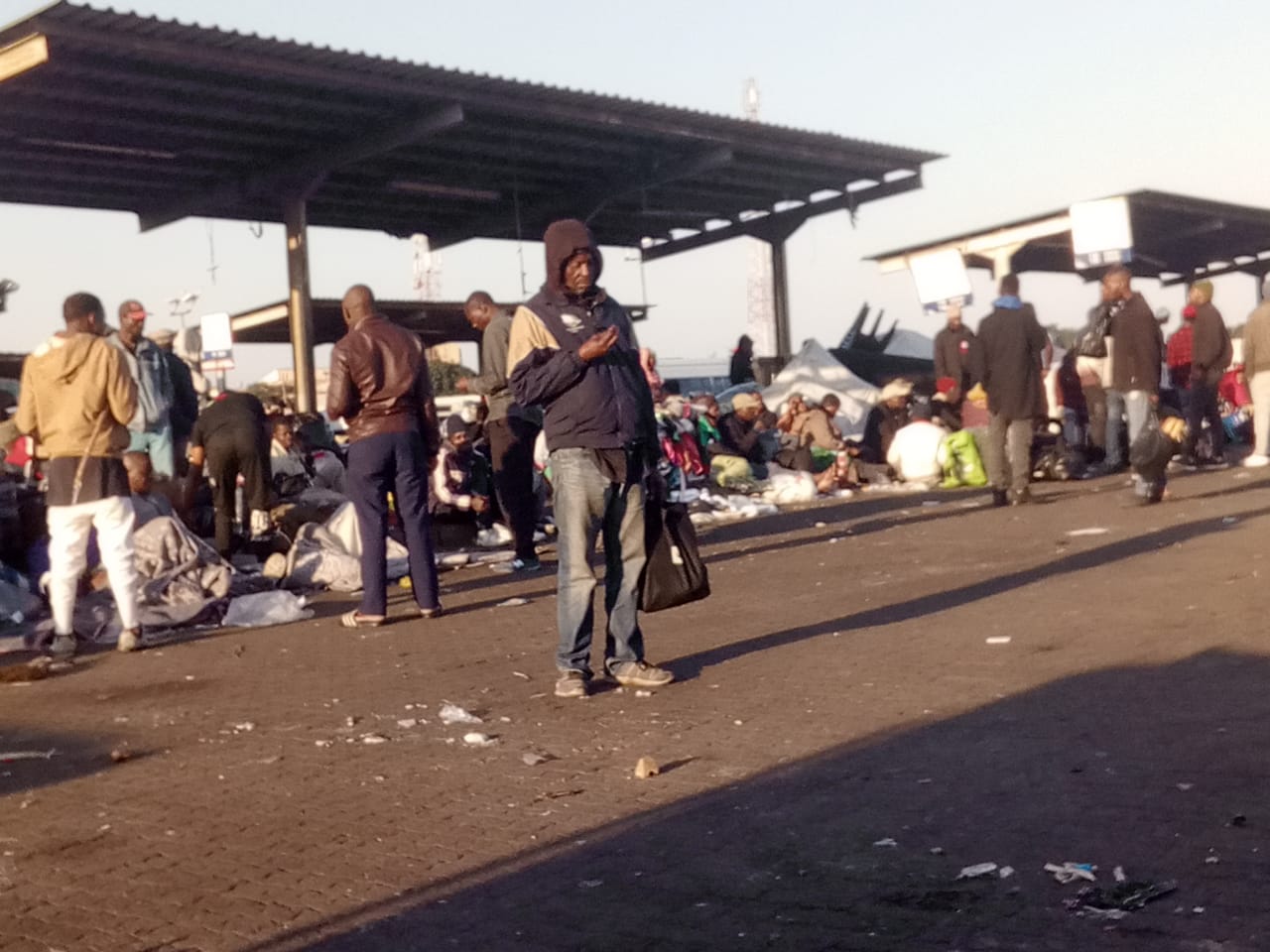 Vítimas de xenofobia aguardam transporte em condições precárias nos terminais rodoviários de Maputo