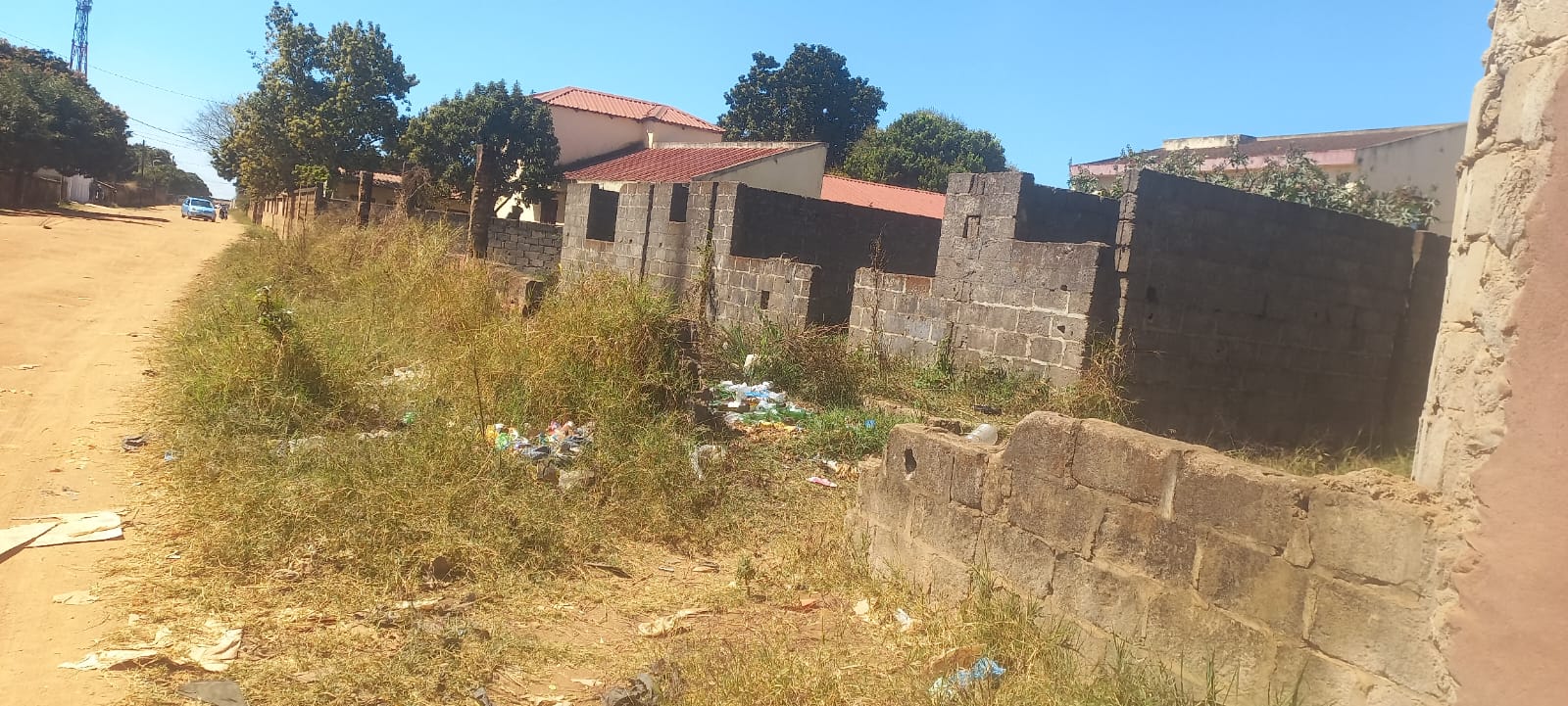 Casas abandonadas e ruas sem iluminação alimentam insegurança em Chimoio
