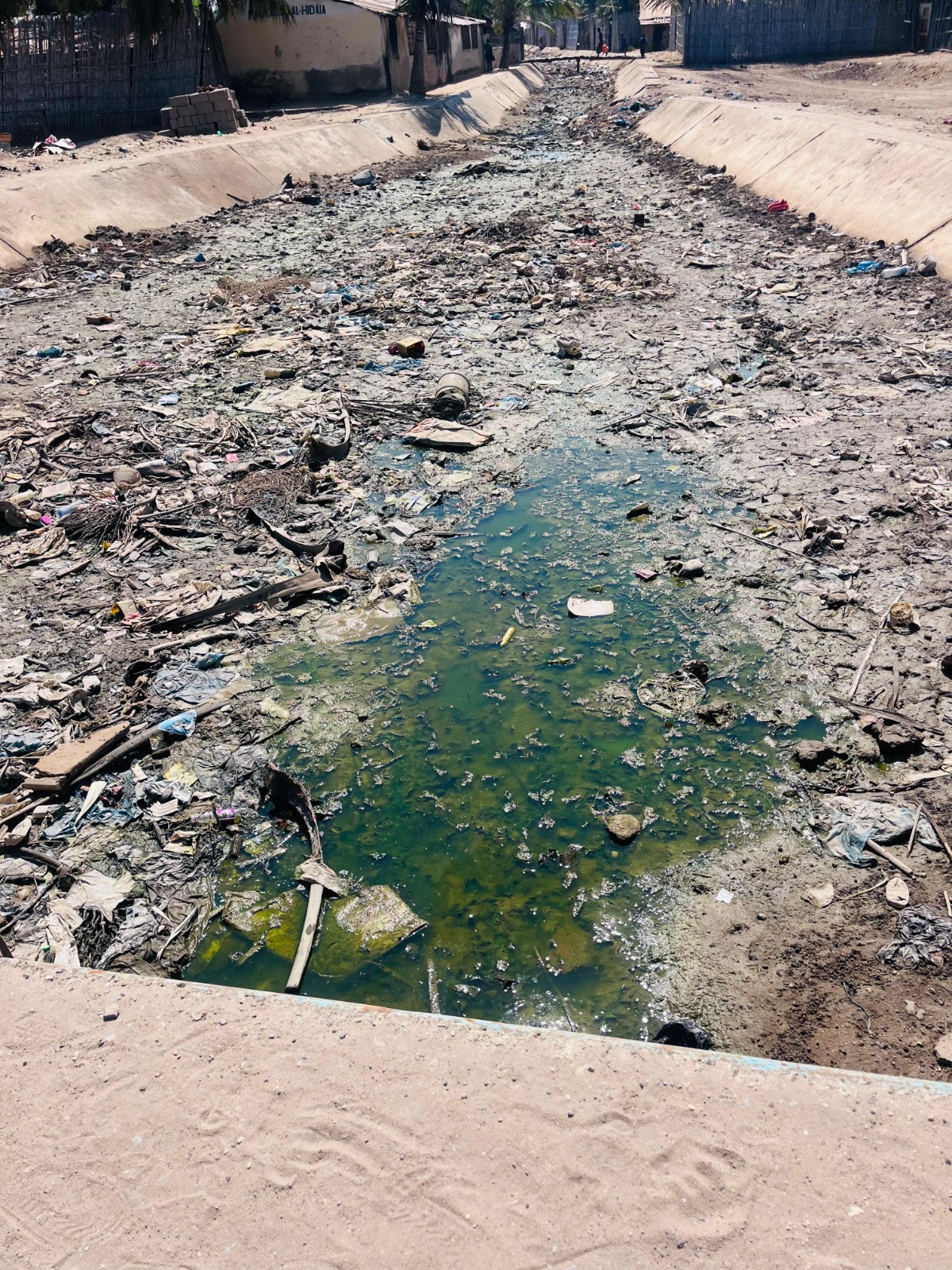 Em Cabo-Delgado: Resíduos sólidos continuam a obstruir valas de drenagem no Bairro Paquitequete